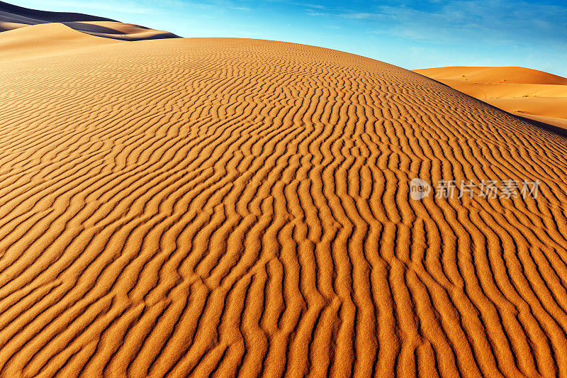 在Erg Chebbi沙漠的沙子，Merzouga，摩洛哥，北非